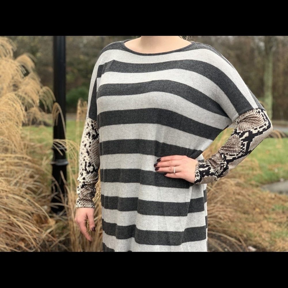 HEATHER GREY LONG SLEEVE STRIPE TOP.